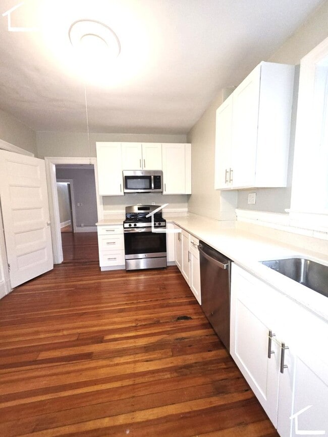Building Photo - No Brokers Fee, Washington Sq. Area, Heat, Hot Water Included, Lage Bedrooms, Eat-in Kitchen, Lau...