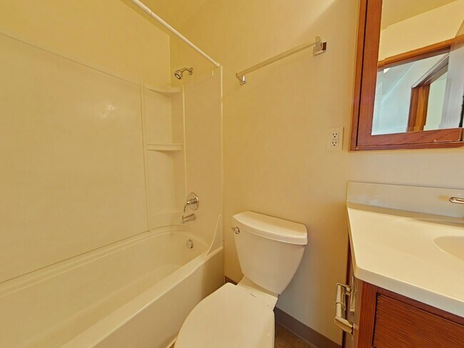 Building Photo - 2 Bedroom Apartment ~ Close to Campus ~ Ca...