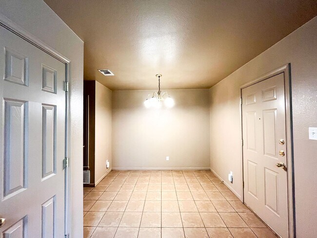 Building Photo - 1303 Nicholas Cir