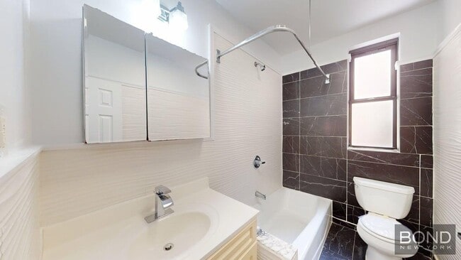 Building Photo - 605 W 170th St
