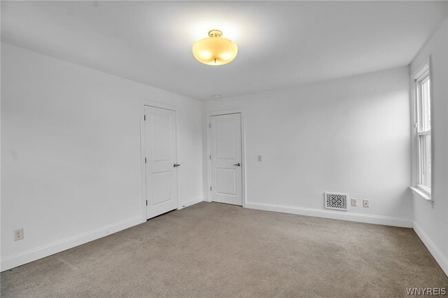 Building Photo - 5849 Broadway