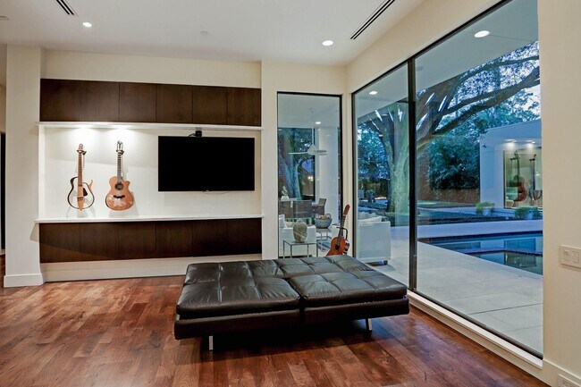 Building Photo - 721 E Creekside Dr