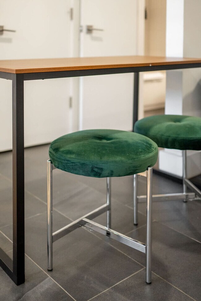 Building Photo - 1136 Crescent Ave NE