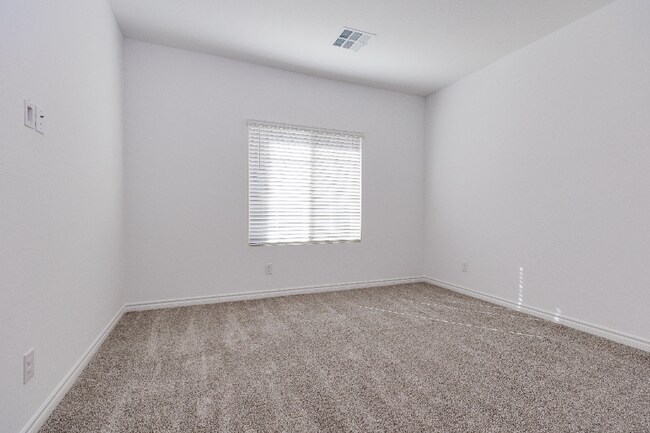 Building Photo - 600 N Carriage Hill Dr