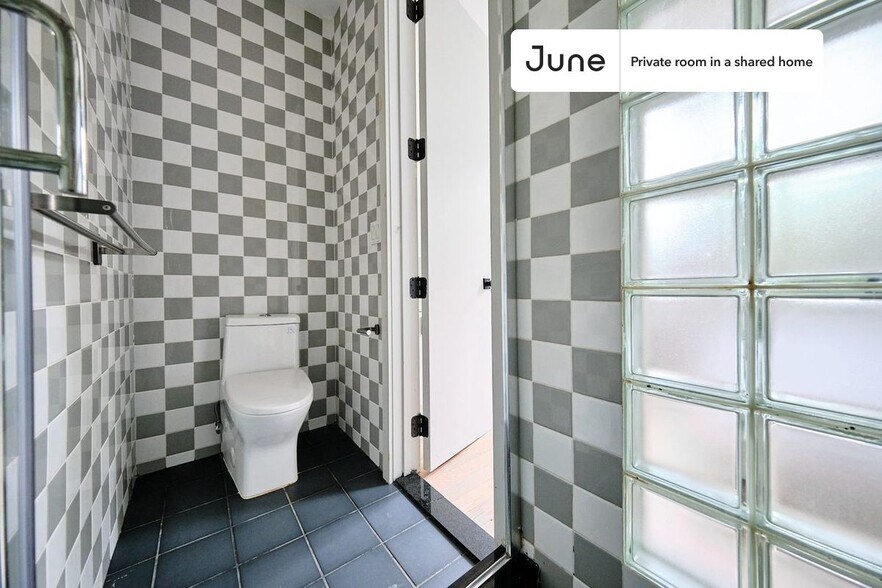 Building Photo - Room in Shared 3 bed/3 bath home