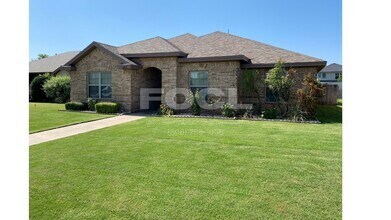 Building Photo - Large 3/2/2 North Lubbock