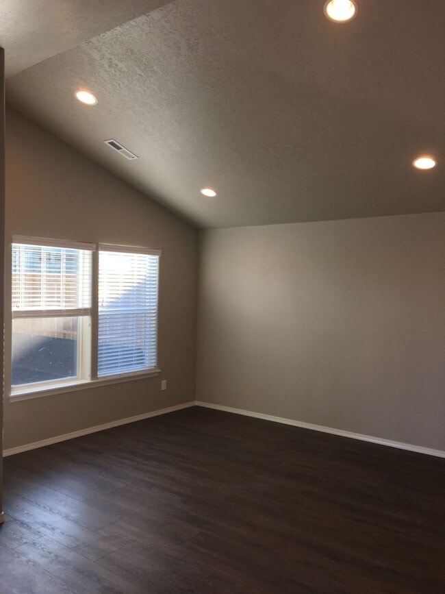 Building Photo - 3 Bedroom / 2 Bathroom Home in SW Redmond