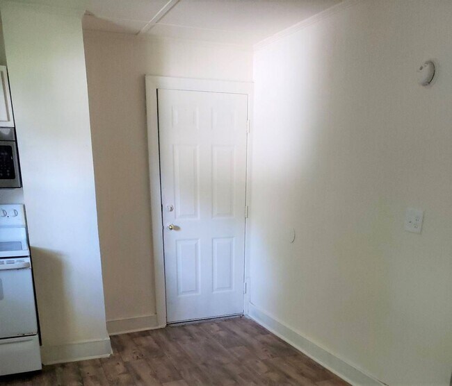 Building Photo - 1500 W 4th St