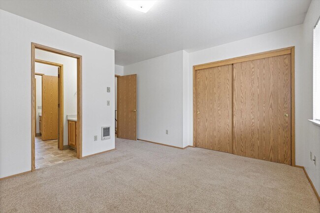 Building Photo - 2 Bedroom Townhouse