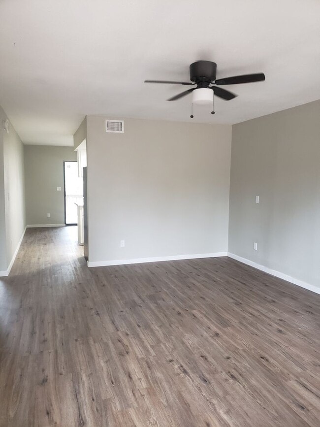 Building Photo - Renovated 2 bed / 1 bath with washer/dryer...