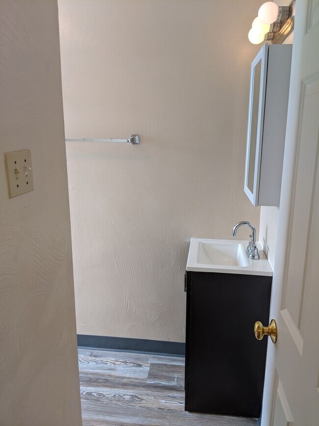 Building Photo - All New South Oakland 6 bedroom