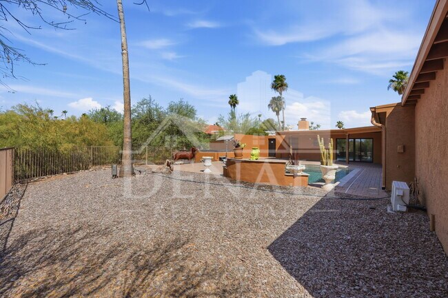 Building Photo - 10643 N Indian Wells Dr