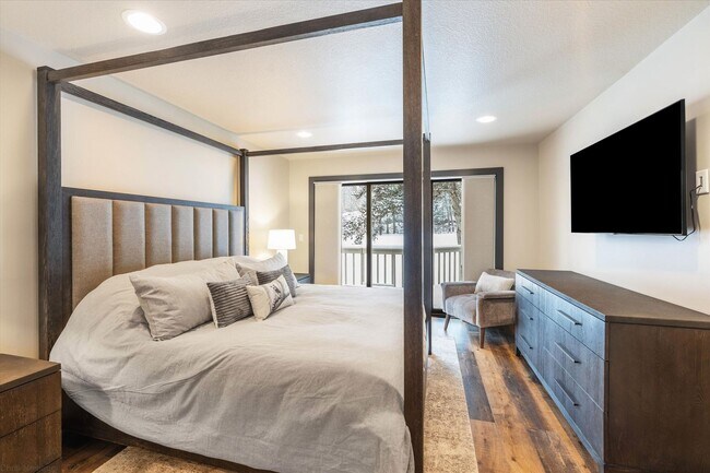 Building Photo - Beautiful Townhome on Golf Course!