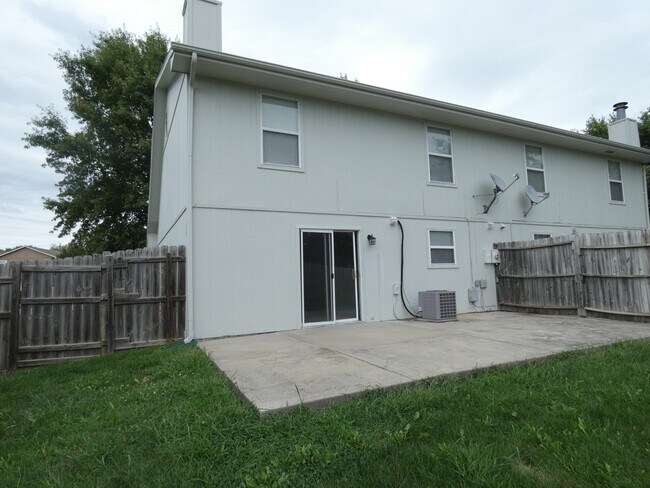 Building Photo - 833 Spring Ct