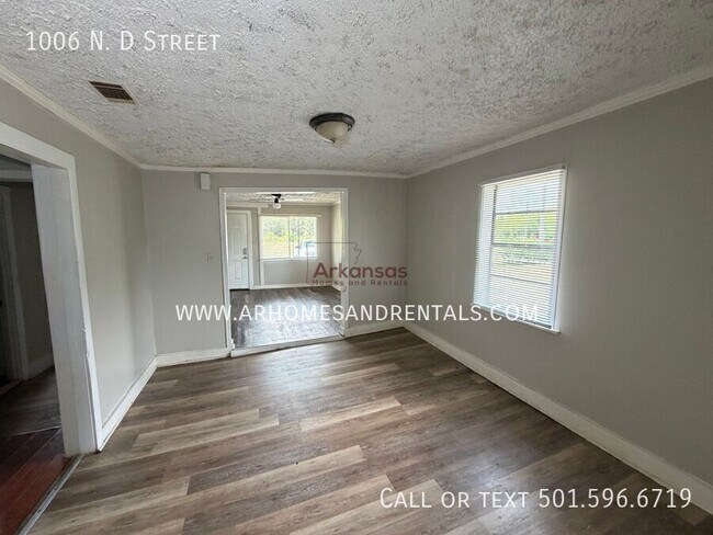 Building Photo - 1006 N Dakota Ave