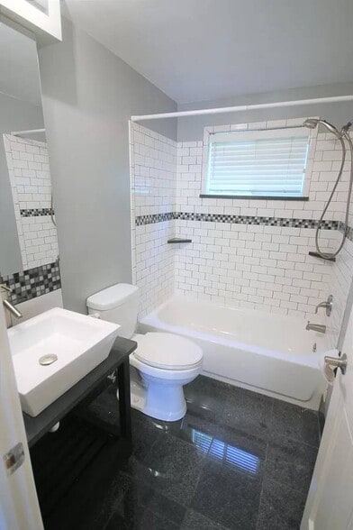 Building Photo - 2169 Hemlock Dr