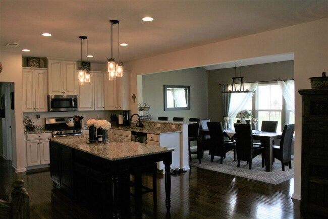 Building Photo - Large 4 bedroom home