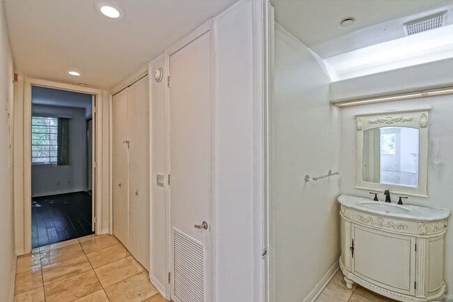 Building Photo - **Move in Special $1000 Off Third Months Rent** Remodeled Corner 3+2 Unit with Luxury Finishes Ne...