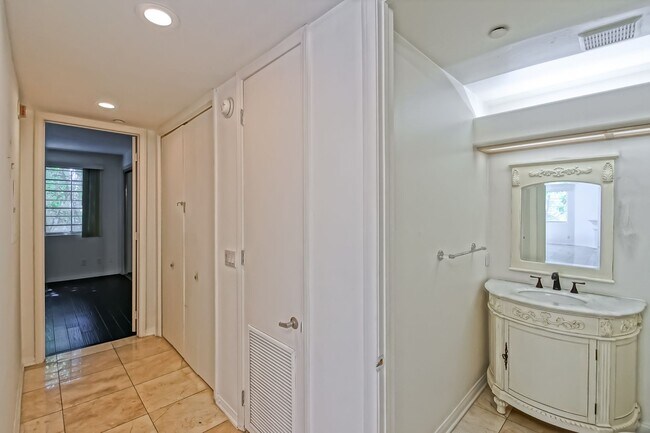 Building Photo - Remodeled Corner 3+2 Unit with Luxury Finishes Near Century City & Westwood