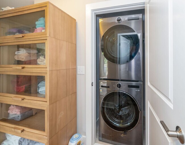 Building Photo - Move-in Ready Downtown Raleigh Condo - Walk to Seaboard Station!