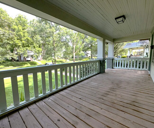Building Photo - Don't Miss Out on this beautiful bungalow!