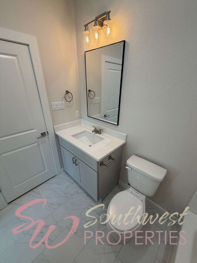 Building Photo - FOUR bedroom townhouse. Off campus living with easy, close to campus style!