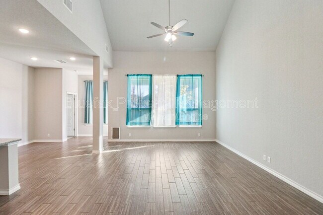 Building Photo - 10208 High Noon Dr