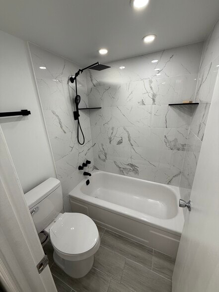 Master Bath - 9460 Poinciana Pl