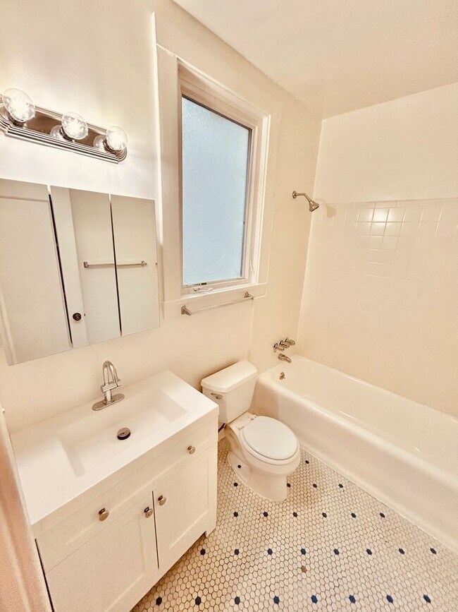 Building Photo - Beautiful 1 Bedroom located in one of San ...