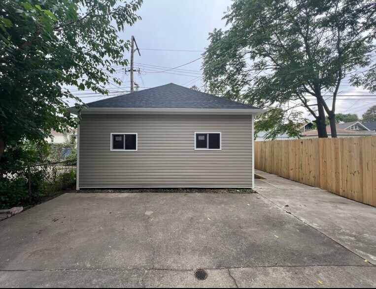 Building Photo - 6446 S Artesian Ave