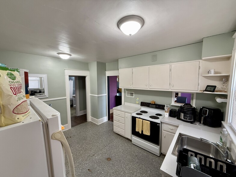kitchen - 1005 Kellogg Ave