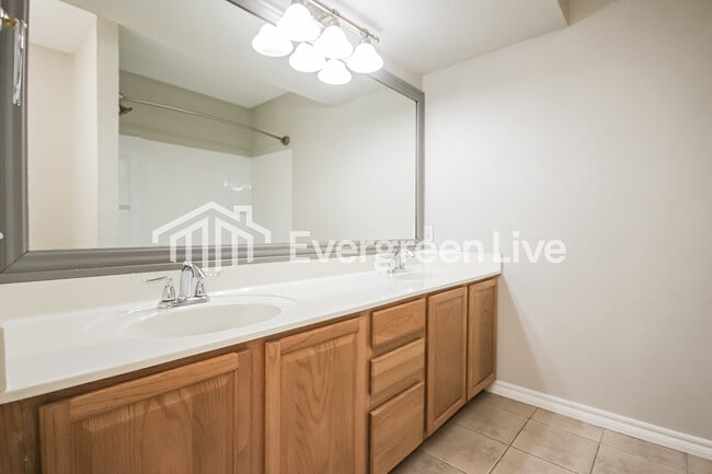 Building Photo - 1668 Niagara St