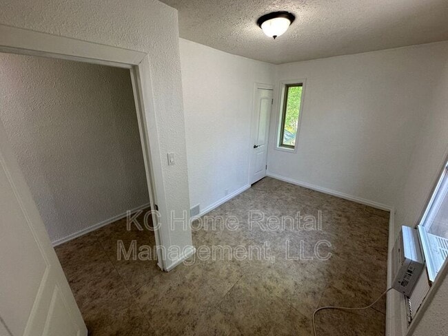 Building Photo - 2316 Spruce Ave