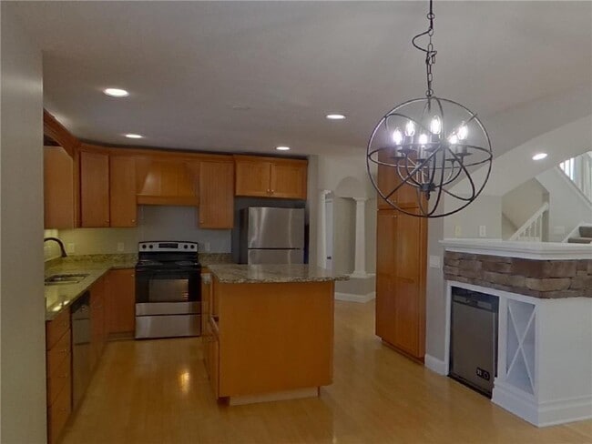 Building Photo - 606 Lincoln Dr NE