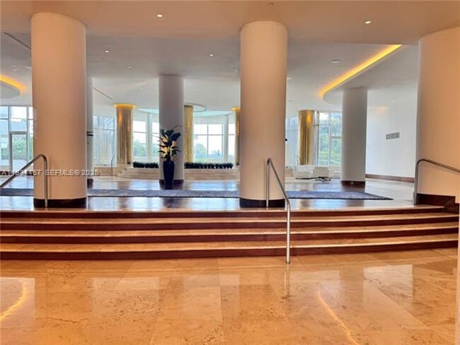 Building Photo - 5161 Collins Ave