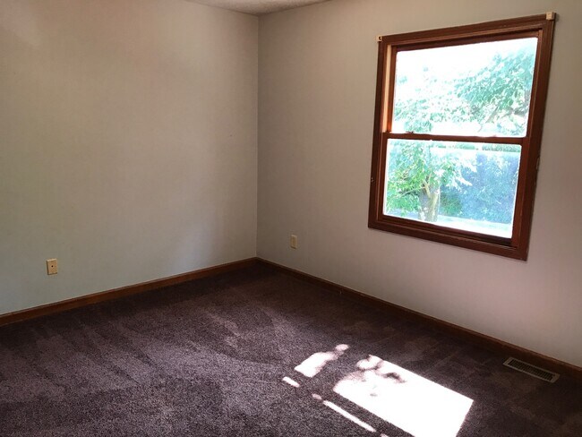 Building Photo - 601 S Park Square Dr