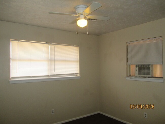 Building Photo - HOUSE - 3 bedrooms, 2 bathrooms, single car garage