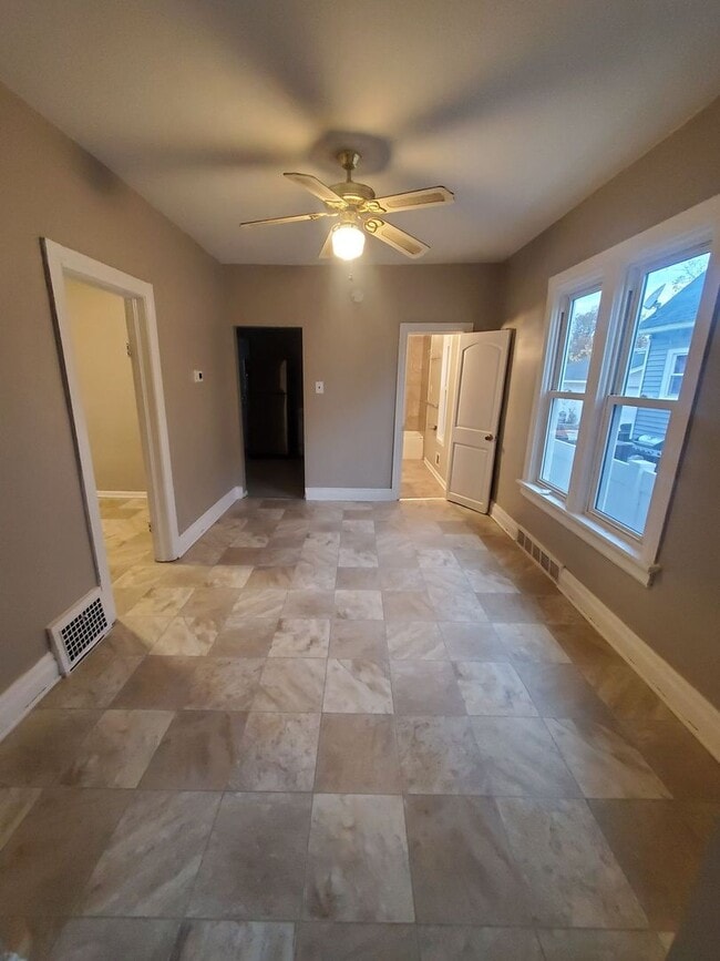 Building Photo - 4 Bedroom single family