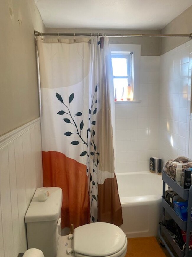Building Photo - Available June 2025 - 2nd floor apartment ...