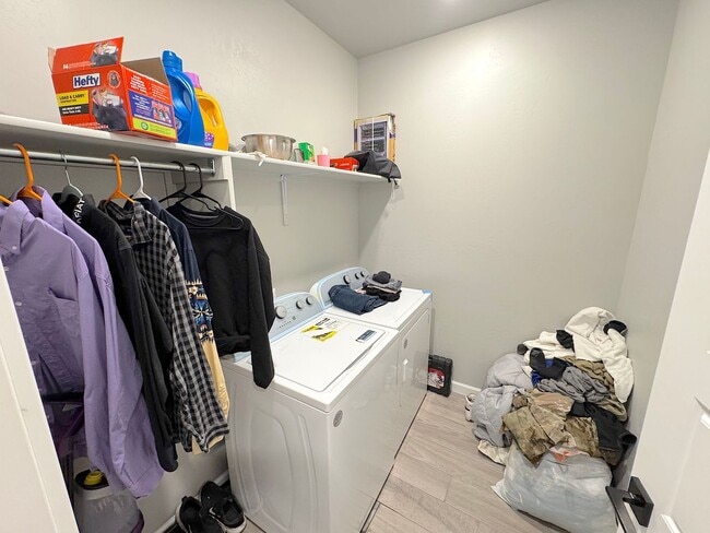 Building Photo - East El Paso 4 bed Refrig A/C!