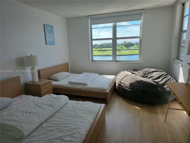 Building Photo - 9250 W Bay Harbor Dr