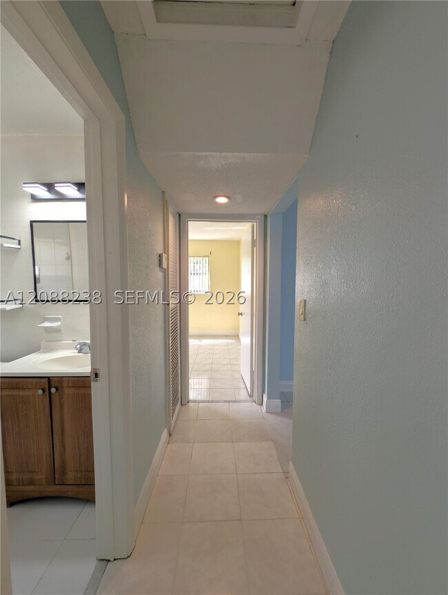 Building Photo - 2912 Sunshine Blvd