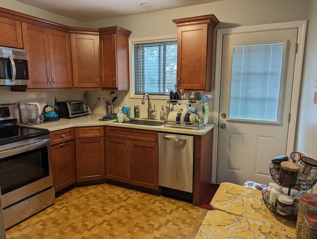 Building Photo - 187 Flax Hill Rd