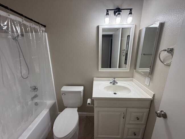 Building Photo - Remodeled Three Bedroom Two Bath in Hemet!