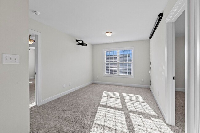 Building Photo - Large 4 bedroom in The Shores and Windpointe!