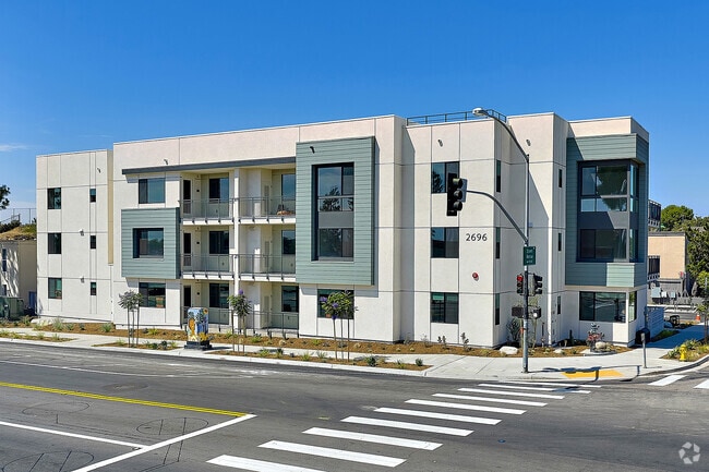 Building Photo - Dezi