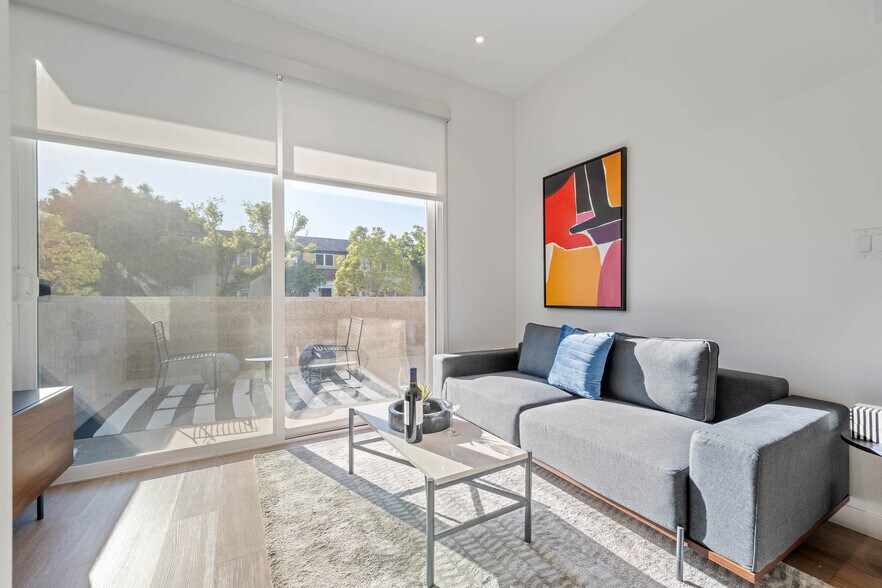 Primary Photo - 8820 Belford Ave