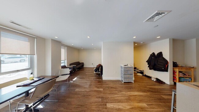 Building Photo - No Brokers Fee, 5 Bed. 2 Full Bathrooms in South End, Eat-in Kitchen, Big Bedrooms, Laundry on a ...