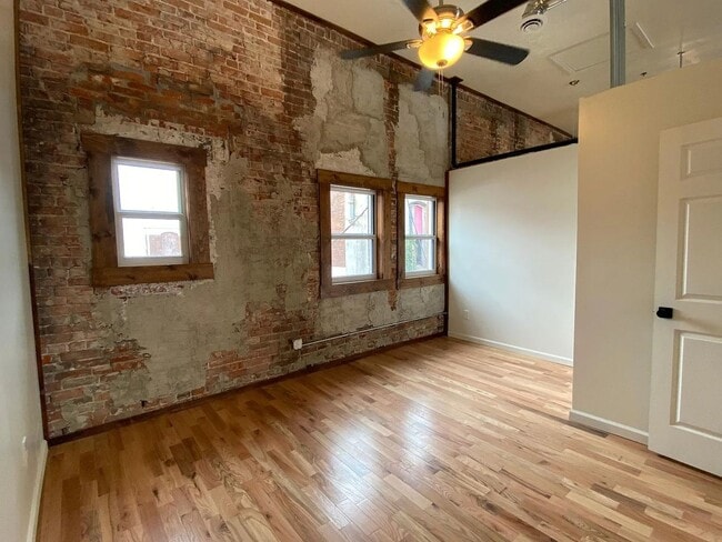 Building Photo - 114 E Harrison St