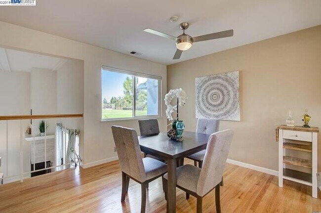 Building Photo - Bright 3 Bedroom Townhome in Newark